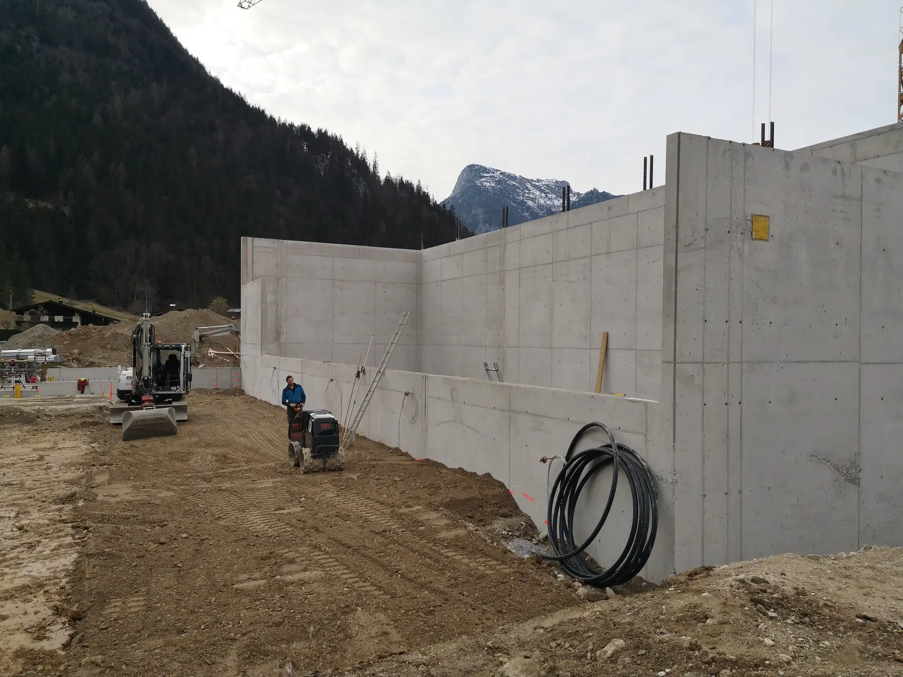 <div class="fw-semibold mb-1">Baustellenbilder 2023 - 2024</div>