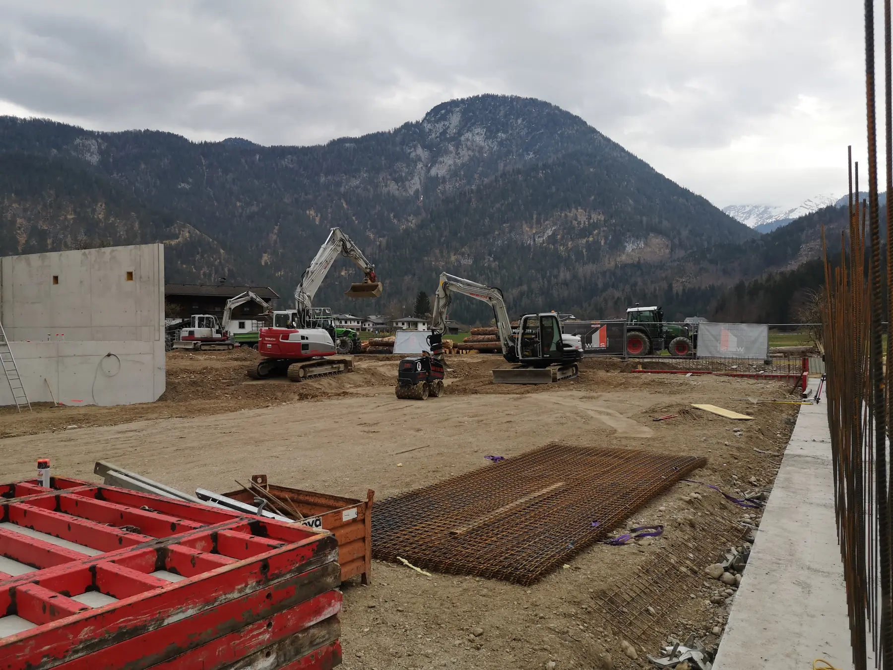 <div class="fw-semibold mb-1">Baustellenbilder 2023 - 2024</div>